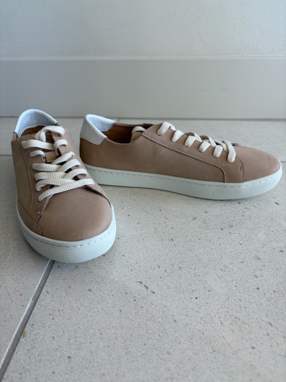 Soludos Tan and White Low-Top Leather Sneakers
